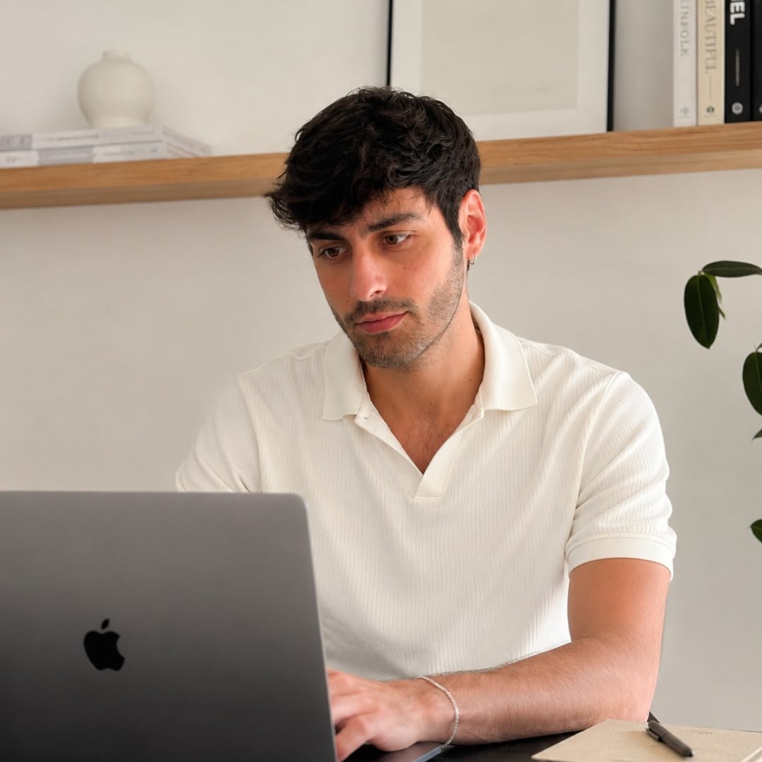 Fabio Merlo mentre lavora al computer